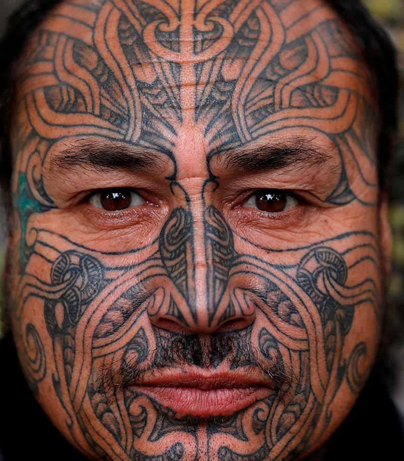 tatuajes polinesios en el rostro