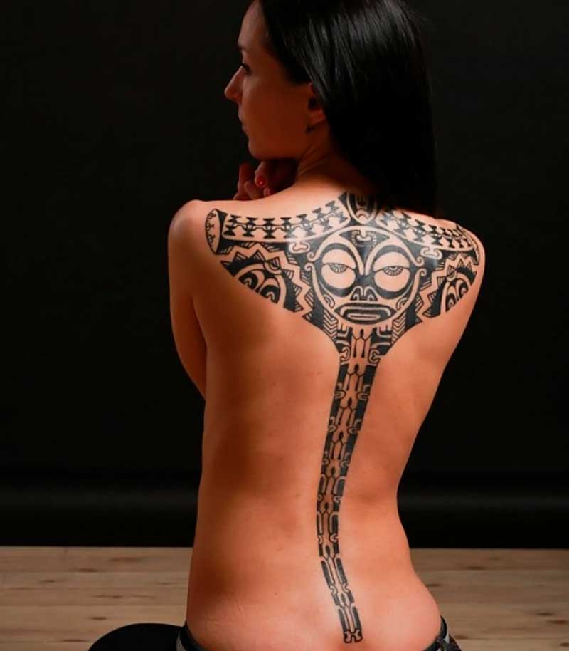 tatuajes polinesios en la espalda