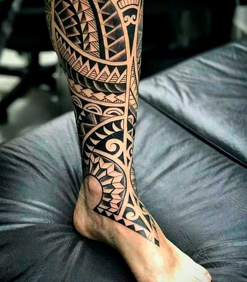tatuajes polinesios en la pierna