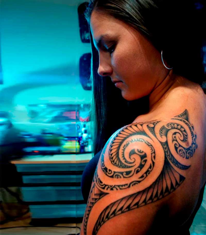 tatuajes polinesios para mujeres 23
