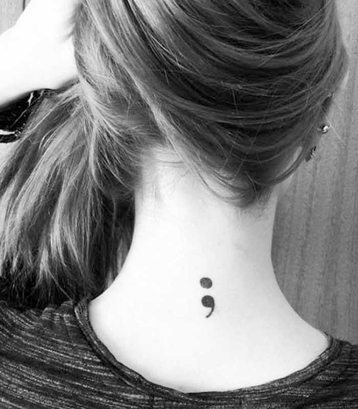 tatuajes punto y coma en el cuello
