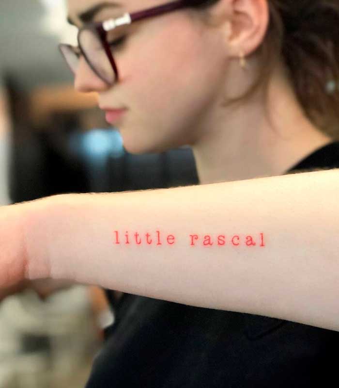 tatuajes rojos con letras