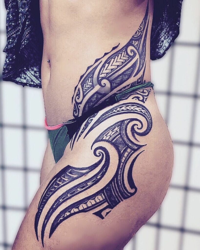 tatuajes samoanos en la cadera