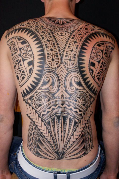 tatuajes samoanos en la espalda