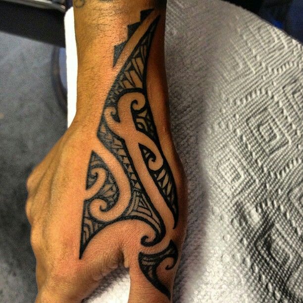 tatuajes samoanos en la mano