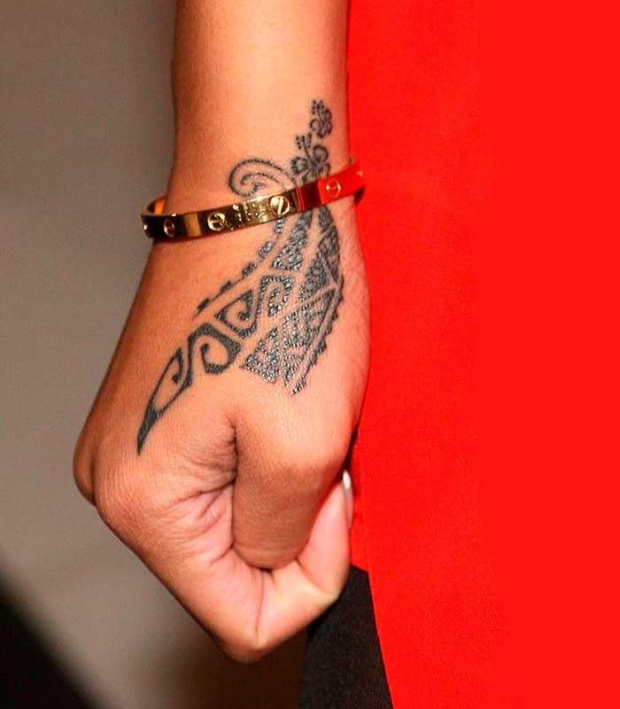 tatuajes tribales en la mano