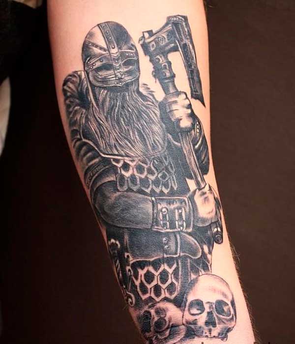 tatuajes vikingos en el brazo