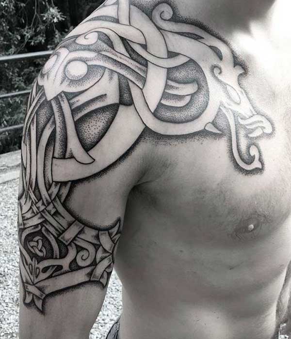 tatuajes vikingos en el hombro