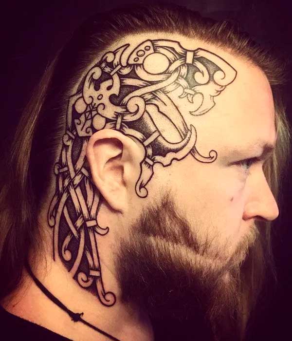 tatuajes vikingos en la cabeza