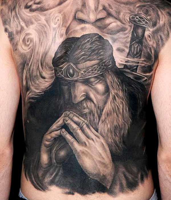 tatuajes vikingos en la espalda