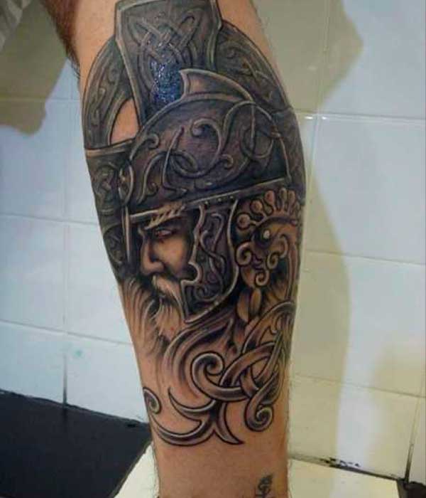 tatuajes vikingos en las piernas
