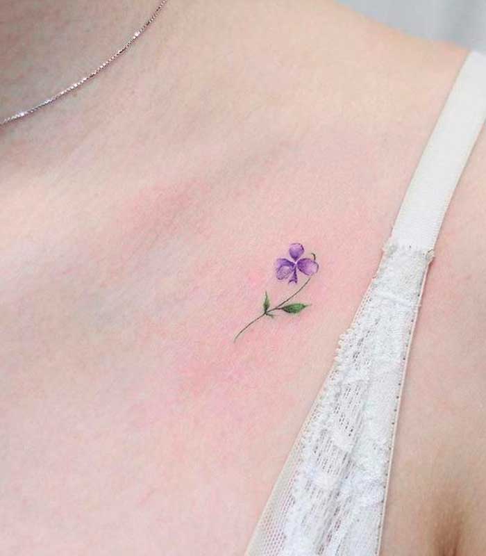 tatuajes violetas para mujeres