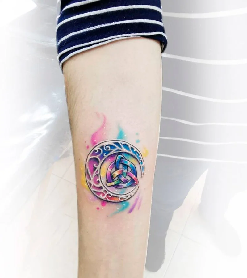 +60 Tatuajes de nudo de bruja: Significado, imágenes y diseños 30 tatuaje de nudo de bruja con luna 1