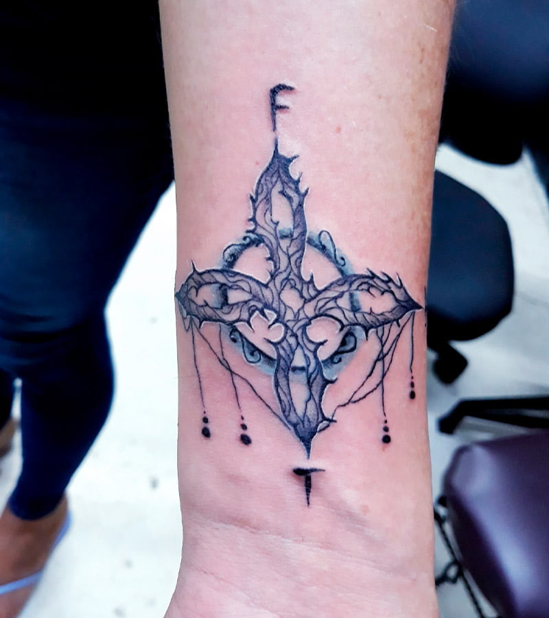 tatuaje de nudo de bruja con luna 3