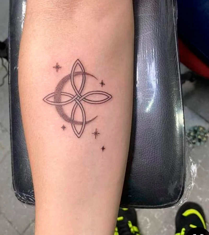 +60 Tatuajes de nudo de bruja: Significado, imágenes y diseños 28 tatuaje de nudo de bruja con luna 7