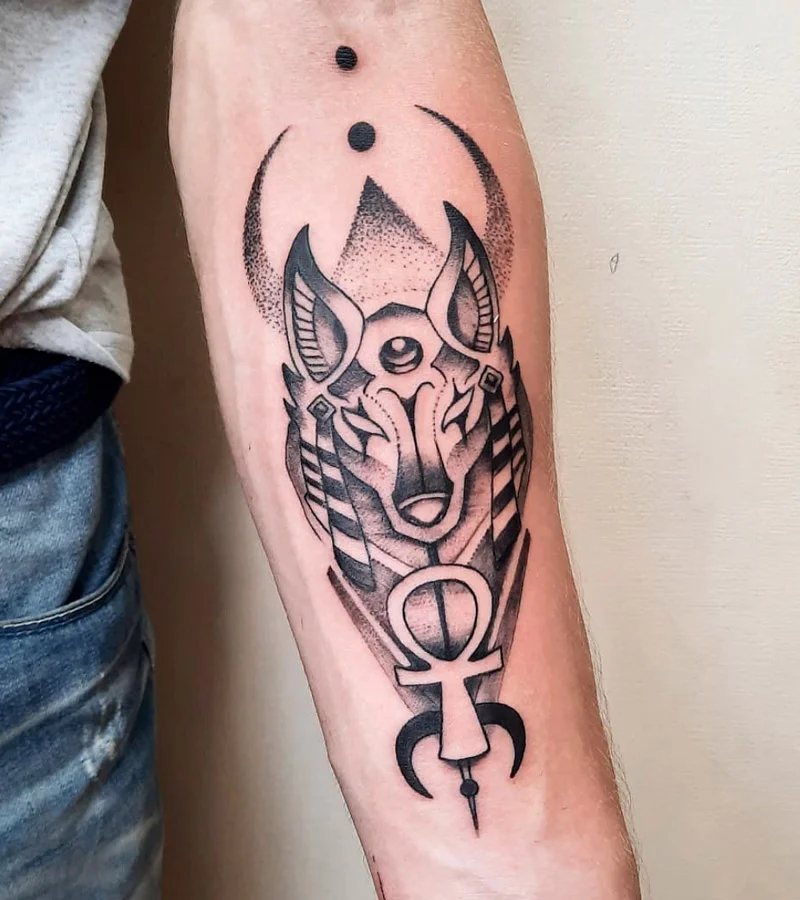 Tatuajes de Anubis en el brazo