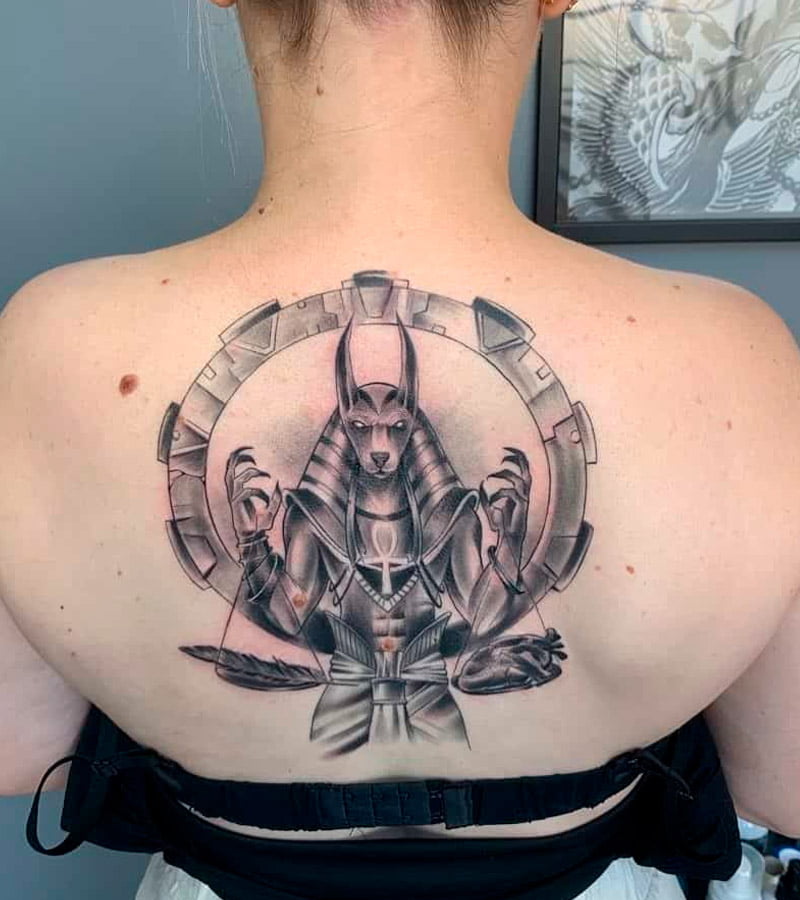 Tatuajes de Anubis en la espalda