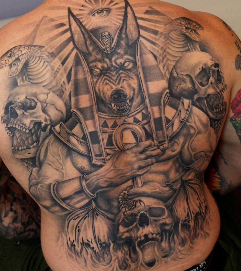 tatuajes de anubis en la espalda 5