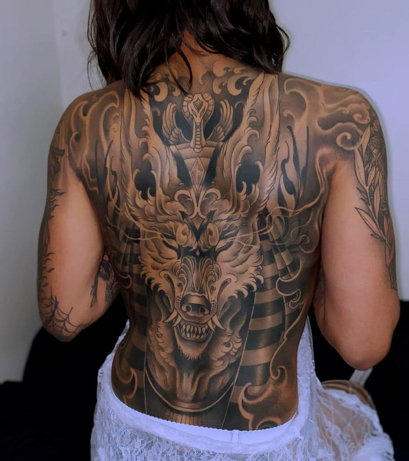 tatuajes de anubis en la espalda 7