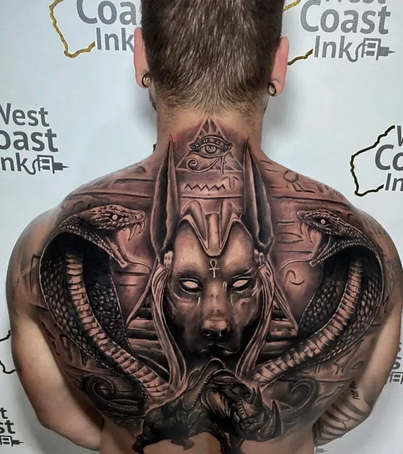 tatuajes de anubis en la espalda