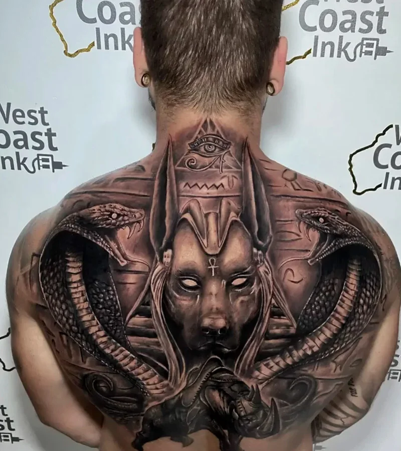 tatuajes de anubis en la espalda