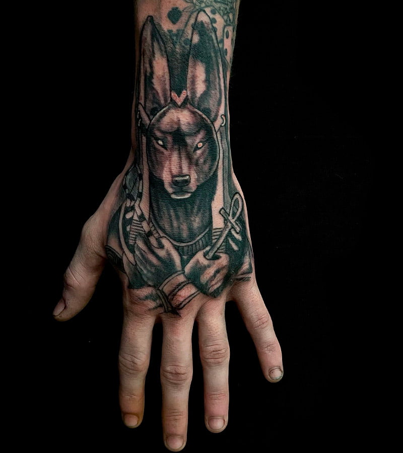 tatuajes de anubis en la mano 1