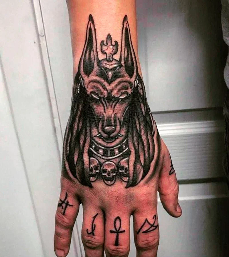 Tatuajes de Anubis en la mano