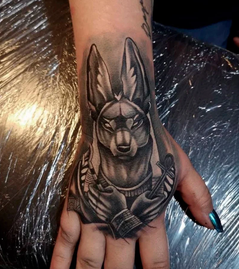 tatuajes de anubis en la mano 6