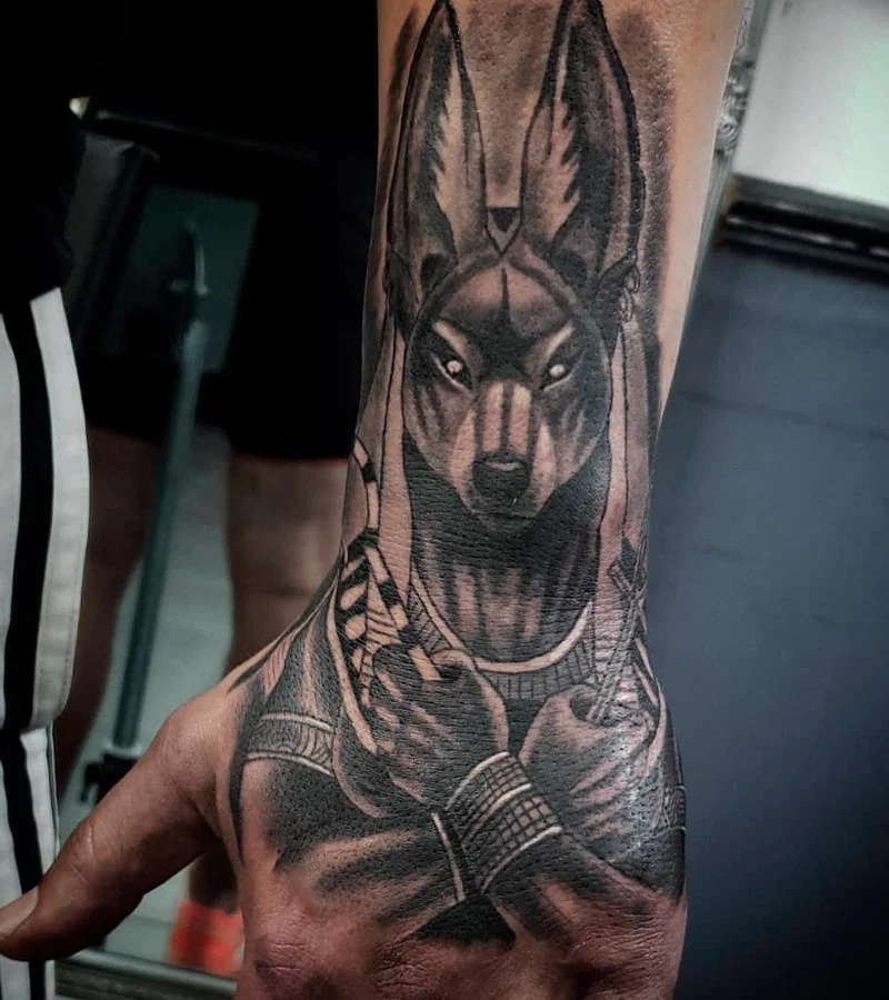 tatuajes de anubis en la mano 8