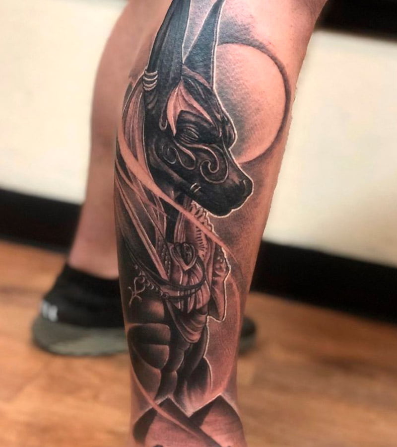 Tatuajes de Anubis en la pierna