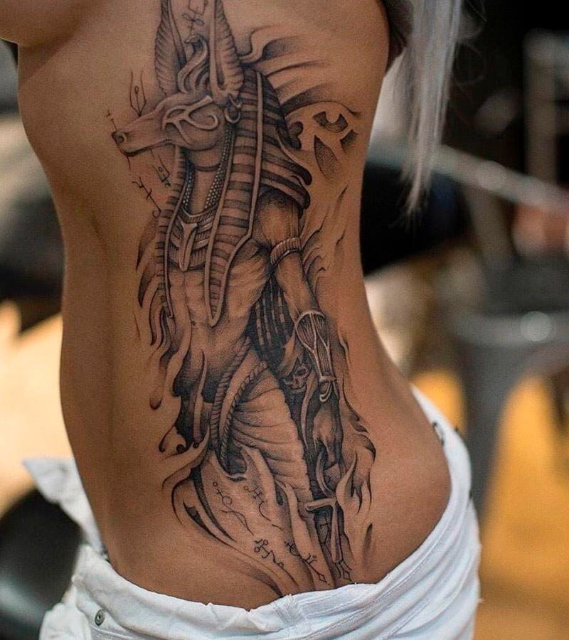 Tatuajes de Anubis para mujeres