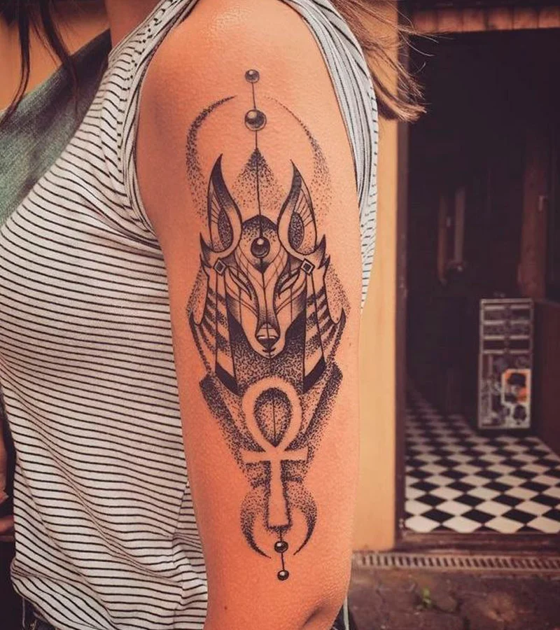 tatuajes de anubis para mujeres 15