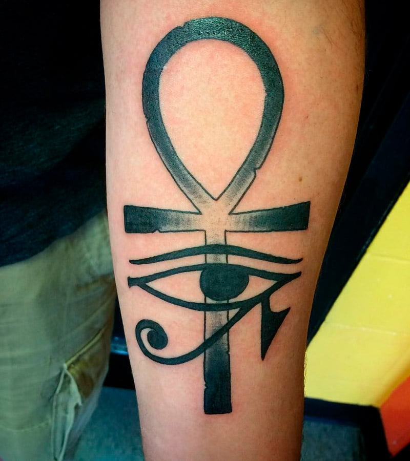 tatuajes de cruz egipcia y ojo de horus 1