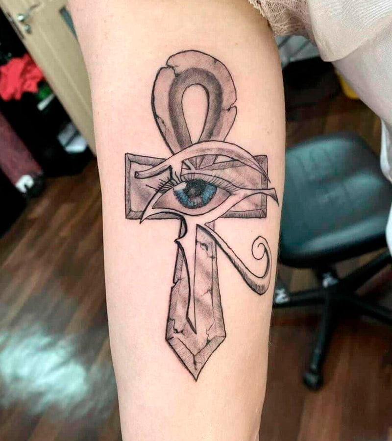 tatuajes de cruz egipcia y ojo de horus 13