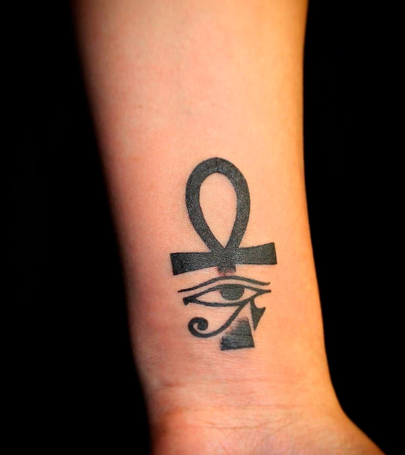 tatuajes de cruz egipcia y ojo de horus 2