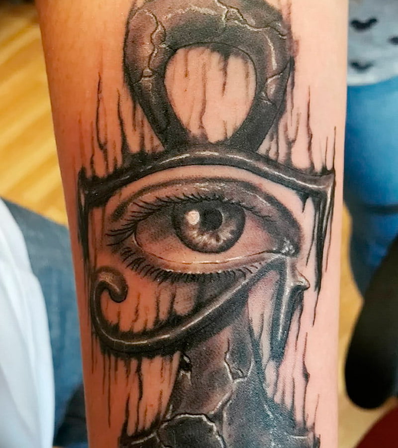 tatuajes de cruz egipcia y ojo de horus 3