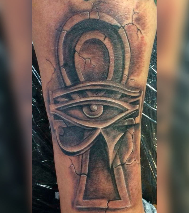tatuajes de cruz egipcia y ojo de horus 9