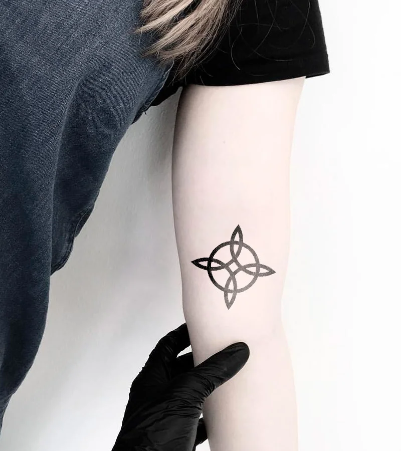 +60 Tatuajes de nudo de bruja: Significado, imágenes y diseños 15 tatuajes de nudo de bruja minimalistas 11