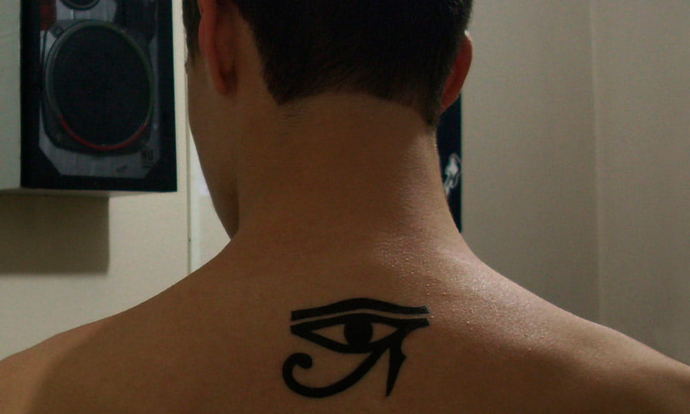 tatuajes de ojo de horus en la espalda 1