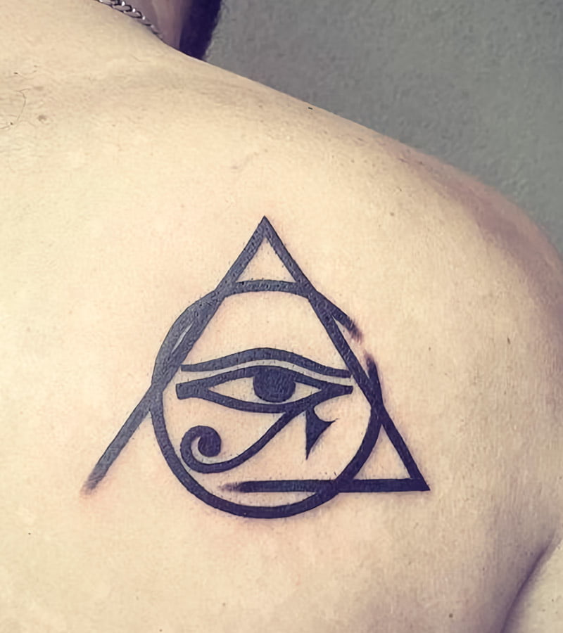 tatuajes de ojo de horus en la espalda 3