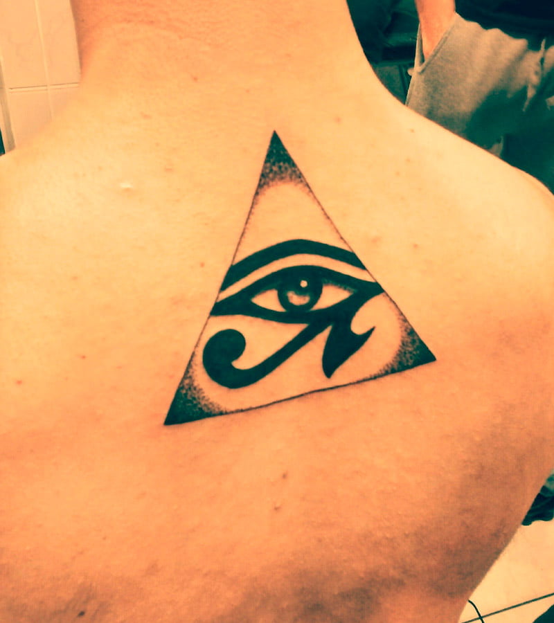 tatuajes de ojo de horus en la espalda 4