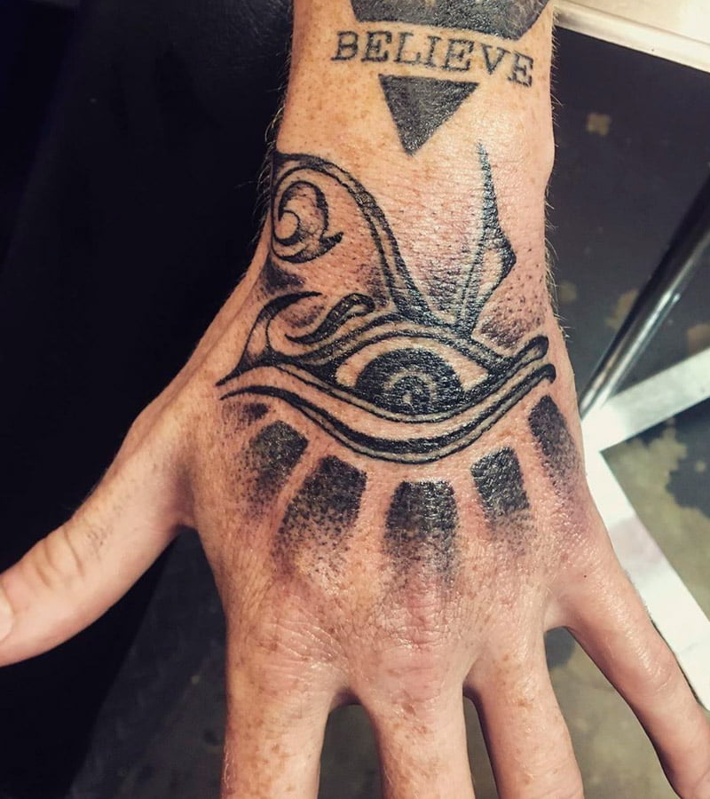 tatuajes de ojo de horus en la mano 1