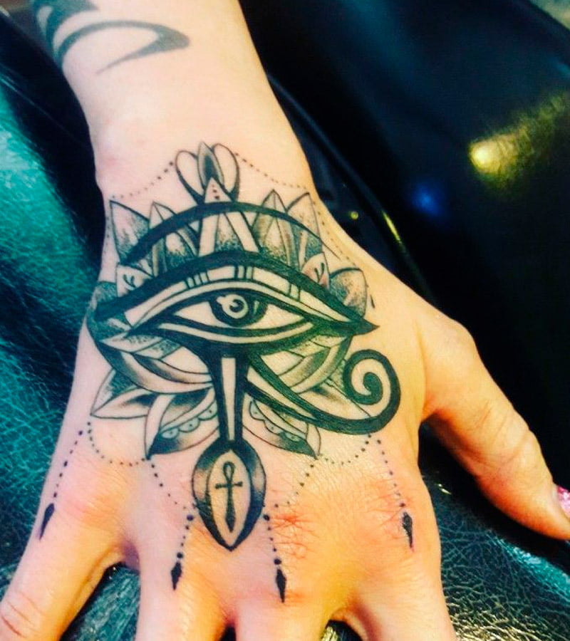 tatuajes de ojo de horus en la mano 2