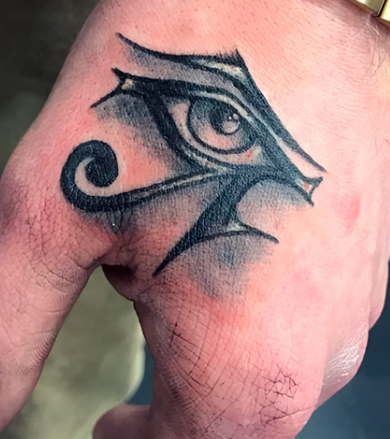 tatuajes de ojo de horus en la mano 3