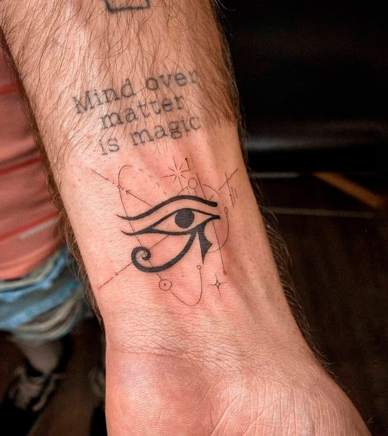 tatuajes de ojo de horus en la muneca 3