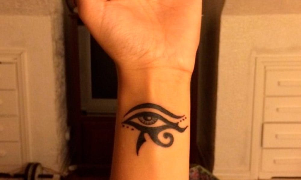 tatuajes de ojo de horus en la muneca 4
