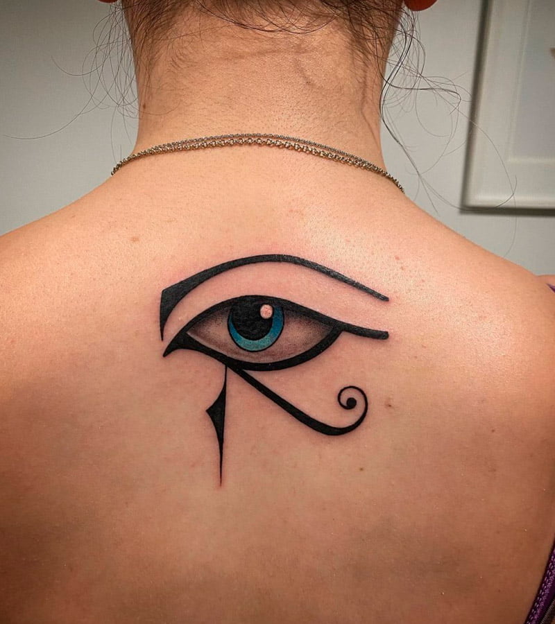 tatuajes de ojo de horus para mujeres 11