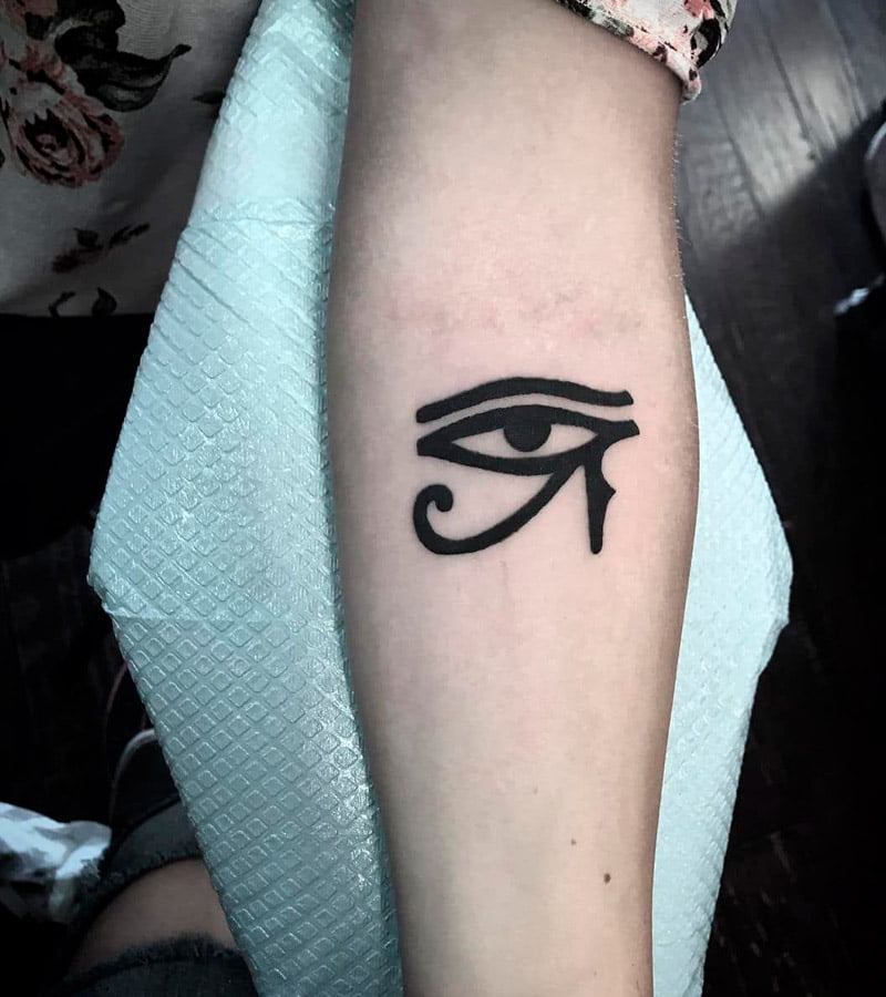 tatuajes de ojo de horus para mujeres 13