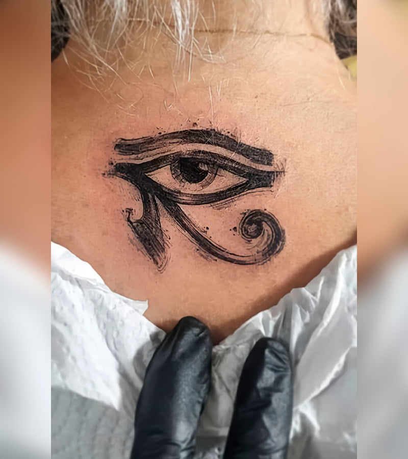 tatuajes de ojo de horus para mujeres 5