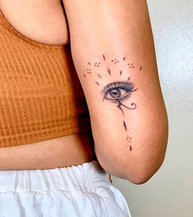 tatuajes de ojo de horus para mujeres 8
